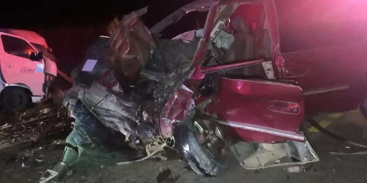 Choque de frente deja dos personas sin vida y tres lesionadas en Hermosillo