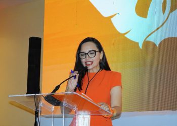Natalia Rivera muestra el músculo de MC en Sonora