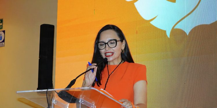Natalia Rivera muestra el músculo de MC en Sonora
