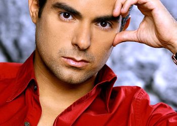 Ernesto D’Alessio sorprende en “Mentidrags” al cantar como Lupita D’Alessio; el público terminó de pie