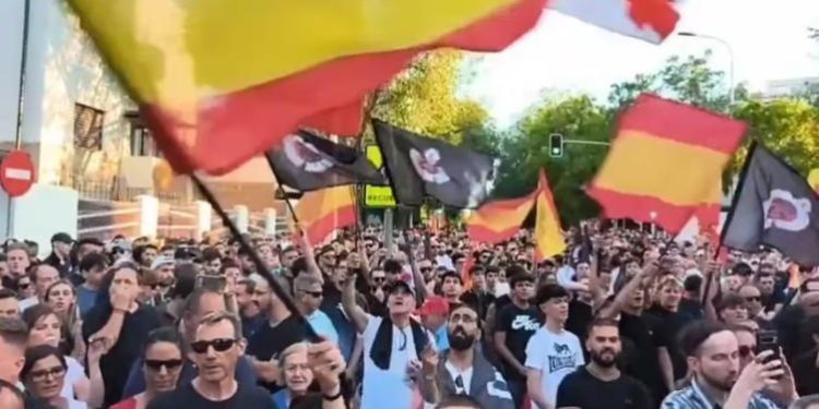 Protestan contra migración masiva de marroquíes en Madrid; “¡España cristiana y no musulmana!”