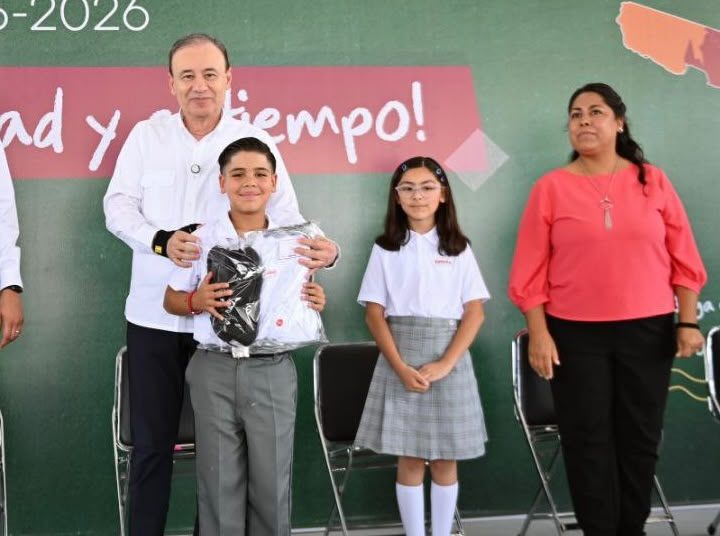 Arranca Gobernador Durazo entrega de más de 109 mil uniformes escolares gratuitos en Hermosillo