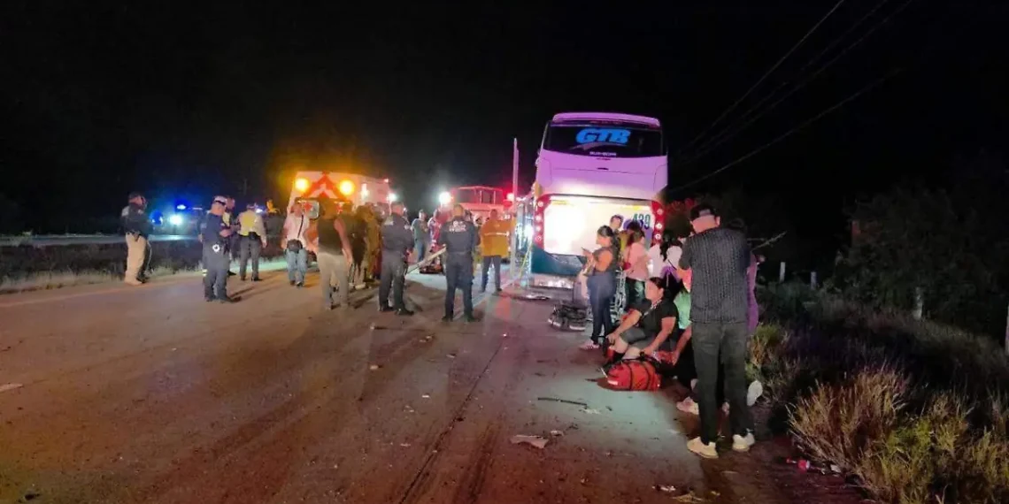 Choque entre autobús de pasajeros y tráiler en la México 15 deja un fallecido y 37 lesionados en Sonora