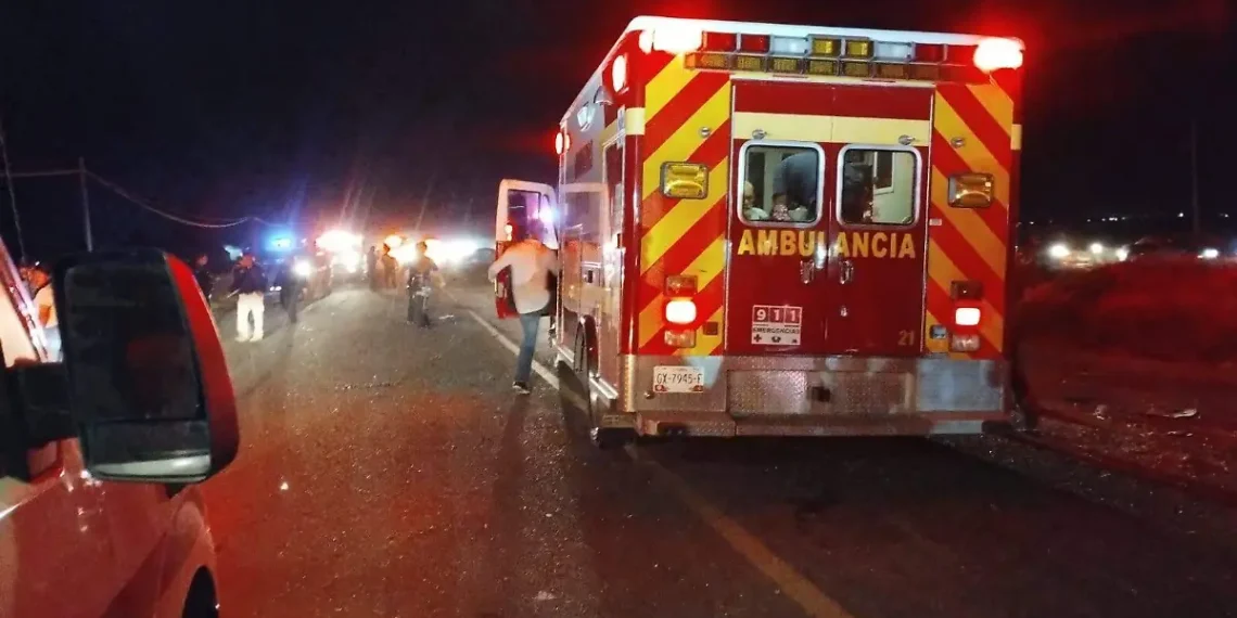 Volcadura de pipa con ácido sulfúrico provoca cierre de carretera en Caborca