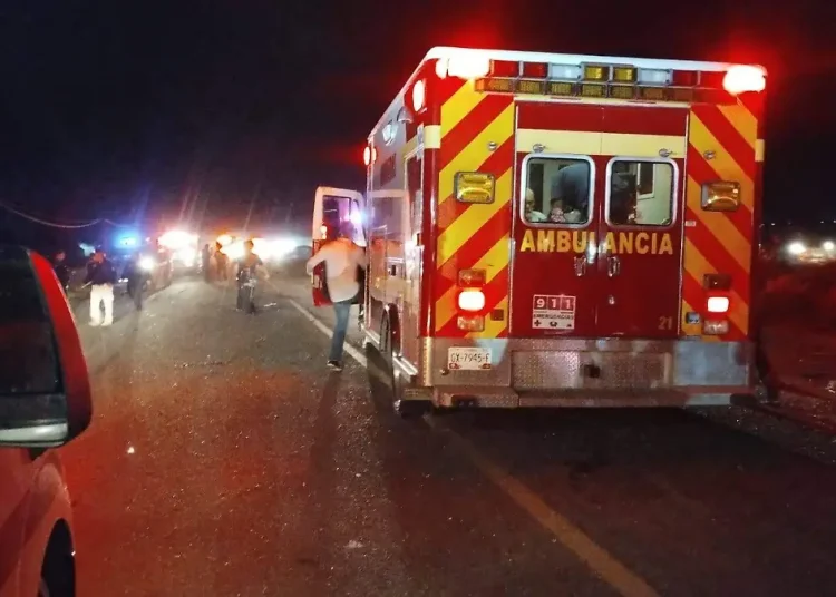 Volcadura de pipa con ácido sulfúrico provoca cierre de carretera en Caborca