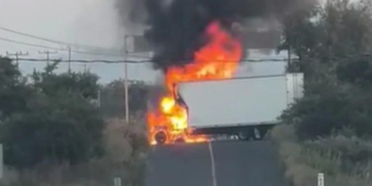 Se registran narcobloqueos en Michoacán