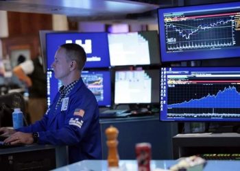 Cierran mercados de EU con pérdidas cercanas al 1%