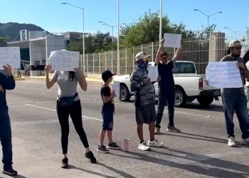 Se manifiestan vecinos en bulevar Morelos; Demandan abasto de agua