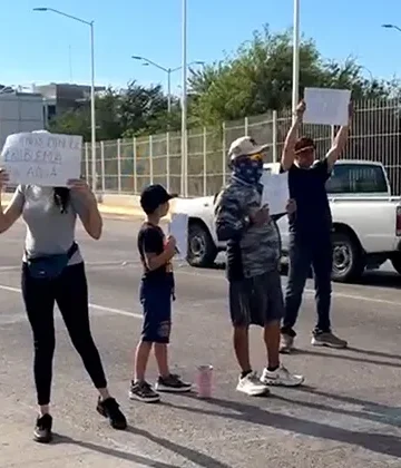 Se manifiestan vecinos en bulevar Morelos; Demandan abasto de agua