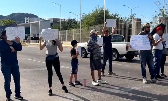 Se manifiestan vecinos en bulevar Morelos; Demandan abasto de agua