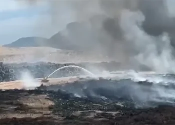 Arrasa fuego con neumáticos en el relleno sanitario