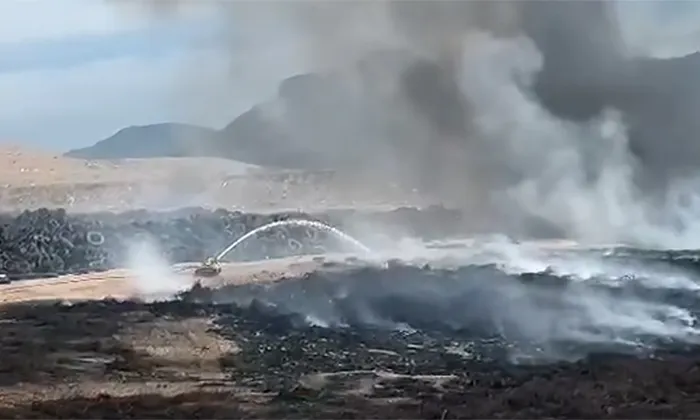 Arrasa fuego con neumáticos en el relleno sanitario