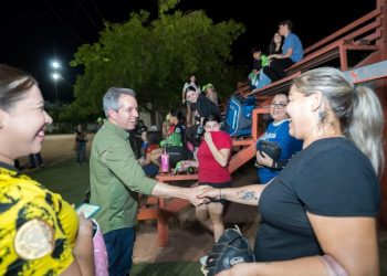 El deporte se defiende en equipo: Omar Del Valle Colosio reconoce a las familias que sostienen la Liga de Béisbol Montecarlo.