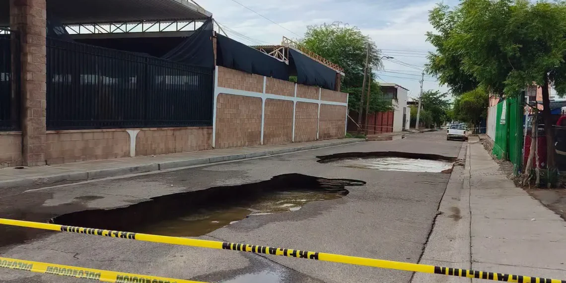 Se traga a hombre enorme socavón en la colonia El Sahuaro