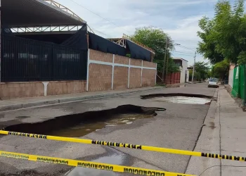 Se traga a hombre enorme socavón en la colonia El Sahuaro
