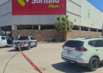 Hieren policías a atacante armado en el exterior de Soriana
