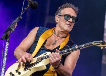 Revela Vivian Campbell que su cáncer regresó tras trasplante