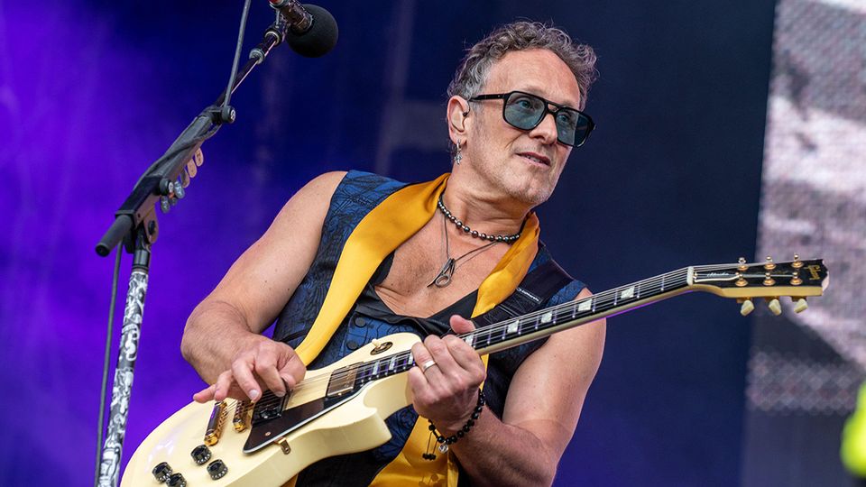 Revela Vivian Campbell que su cáncer regresó tras trasplante