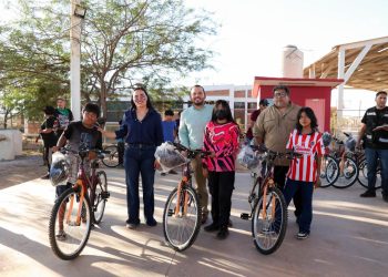 Gobierno de Sonora lleva jornada de atención y apoyo a jóvenes de Punta Chueca