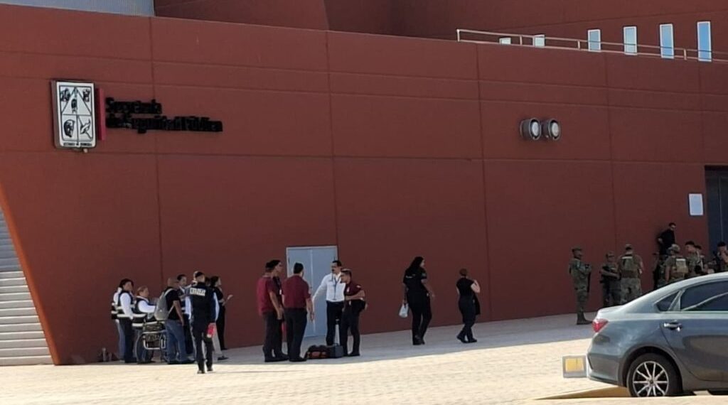 Evacúan a 100 Personas del C5 en Hermosillo Por Falla en Aire Acondicionado