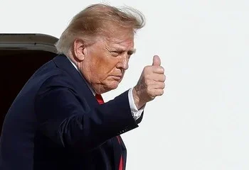 Demandan CNN, MS NOW y Politico a Trump por vetarlos
