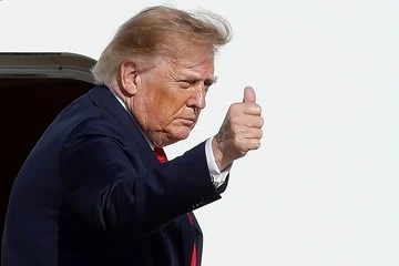 Demandan CNN, MS NOW y Politico a Trump por vetarlos