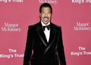 Vuelve Lionel Richie al hospital por un problema cardíaco