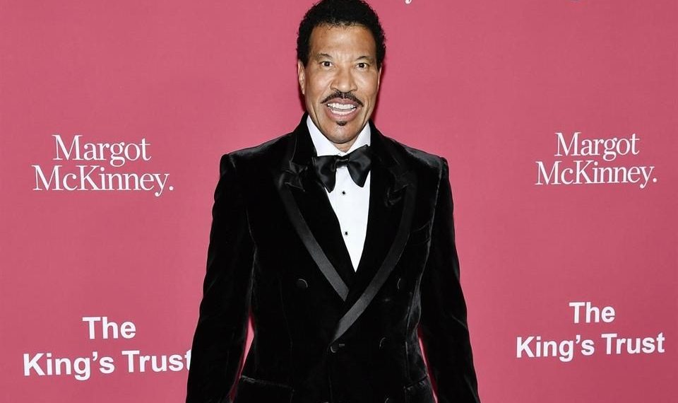 Vuelve Lionel Richie al hospital por un problema cardíaco