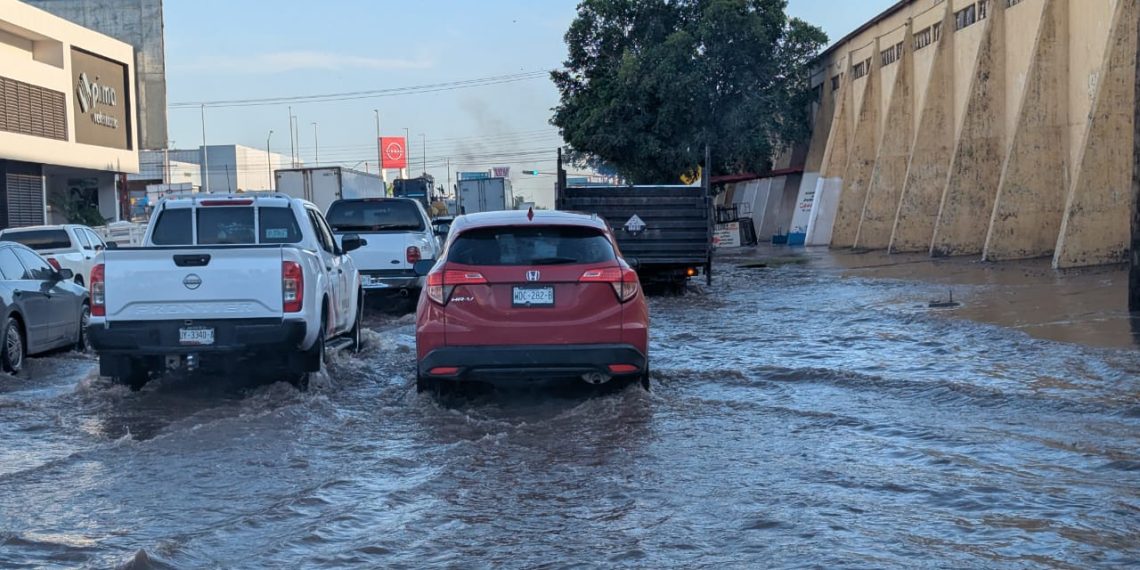Lluvia de 42 milímetros provoca anegaciones y caos vial en Cajeme