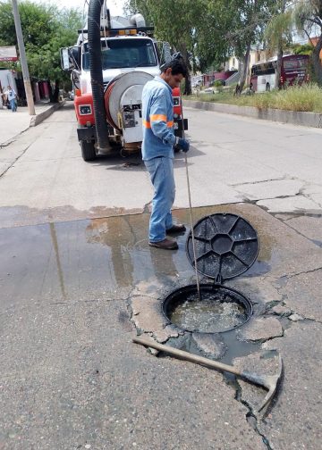 Llama AguaH a evitar tirar basura y residuos en calles y alcantarillas