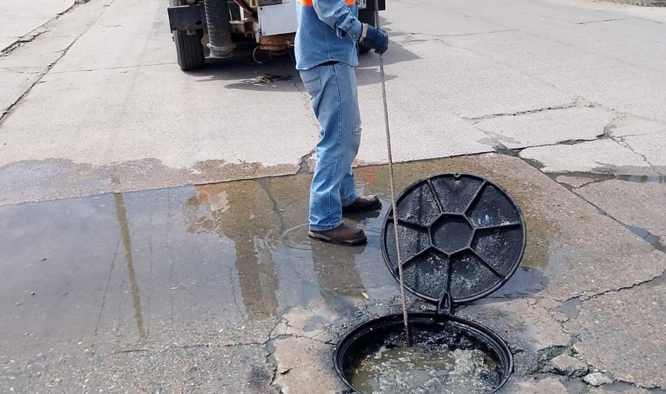 Llama AguaH a evitar tirar basura y residuos en calles y alcantarillas