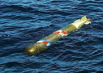 Entregan a EU torpedo encontrado por pescadores en Ensenada