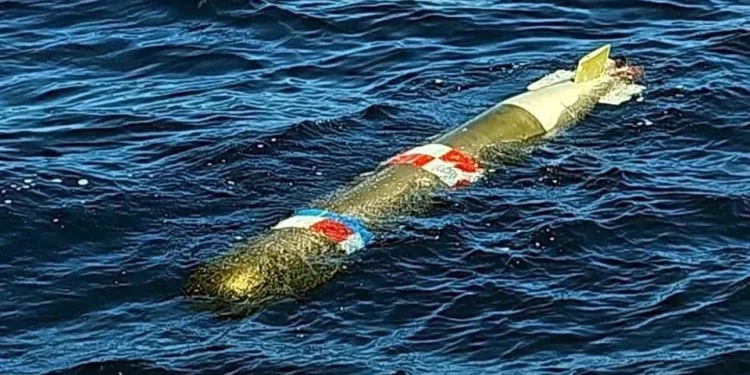 Entregan a EU torpedo encontrado por pescadores en Ensenada