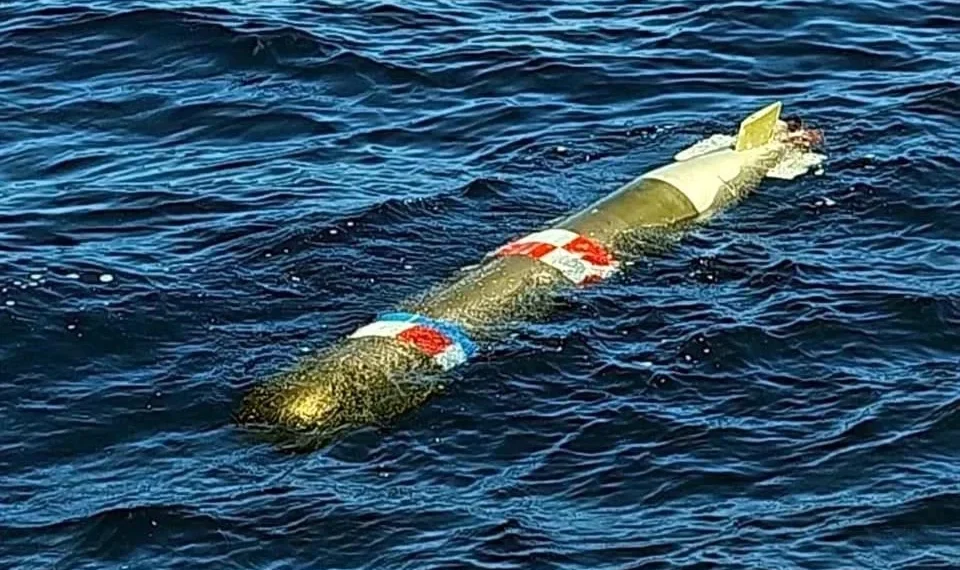 Entregan a EU torpedo encontrado por pescadores en Ensenada