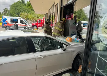 Se mete con auto a súper; dos adolescentes y un adulto resultaron lesionados