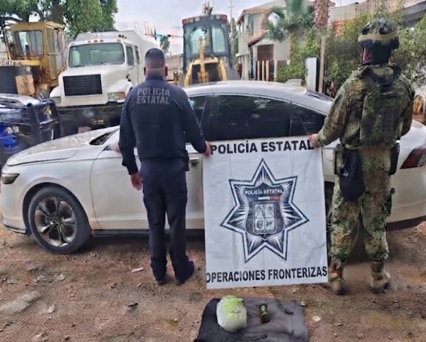 Aseguran Policía Estatal y Defensa vehículo con reporte de robo, cartuchos y narcótico en Agua Prieta