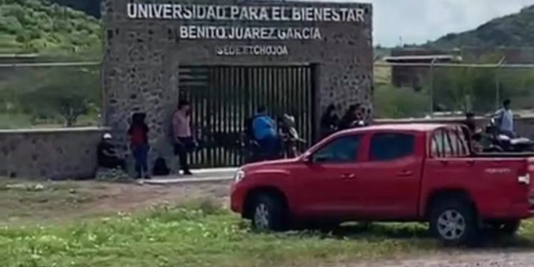 Protestan por falta de aire y agua en Universidad Benito Juárez de Etchojoa