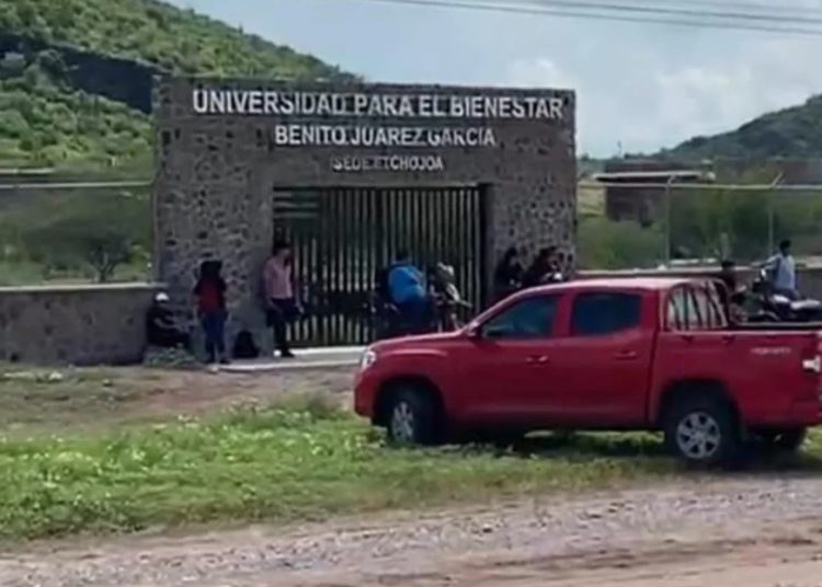 Protestan por falta de aire y agua en Universidad Benito Juárez de Etchojoa