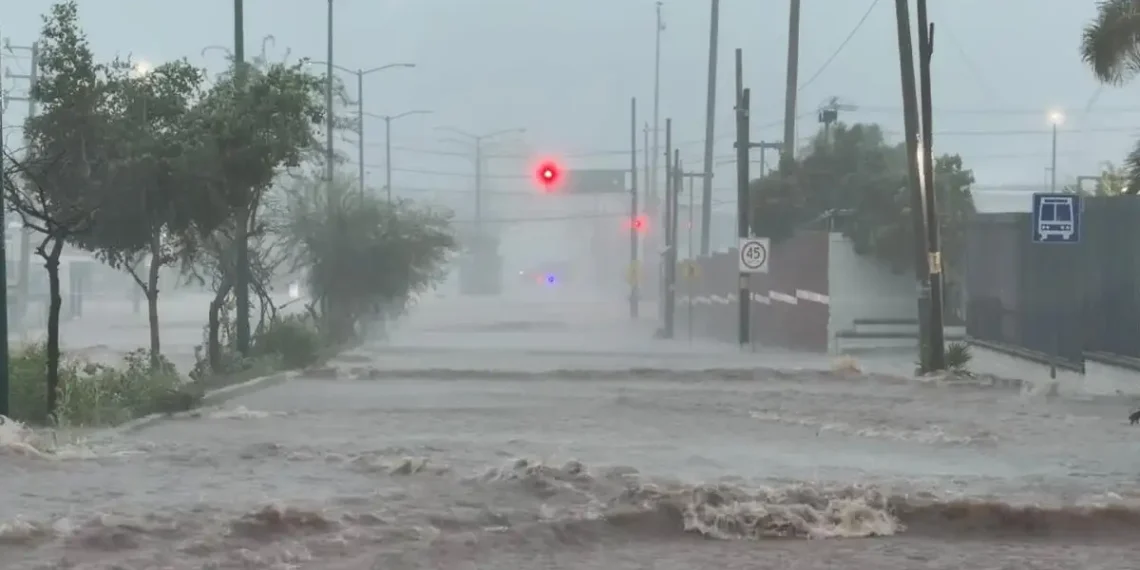 Huracán ‘Polo’ toca tierra y sumerge al puerto de Guaymas