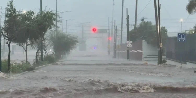 Huracán ‘Polo’ toca tierra y sumerge al puerto de Guaymas