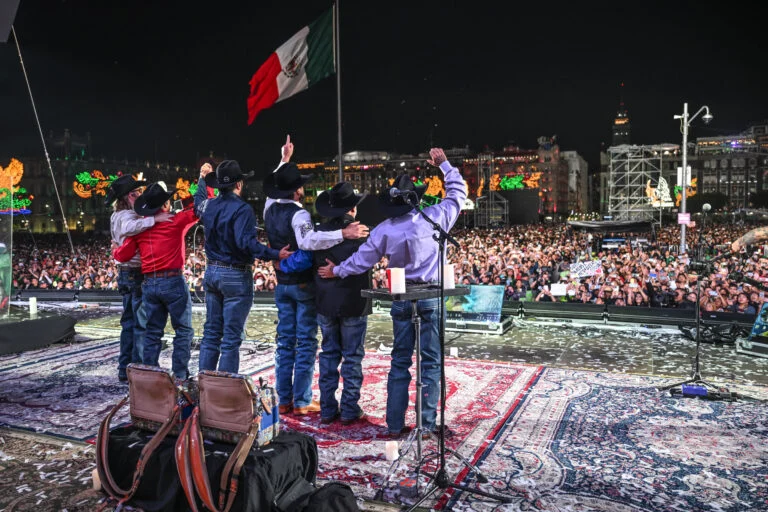 Intocable hace bailar al Zócalo tras el Grito de Independencia