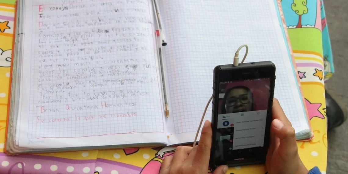 Docentes discrepan de veto al uso de celulares en aulas