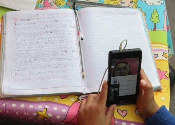 Docentes discrepan de veto al uso de celulares en aulas