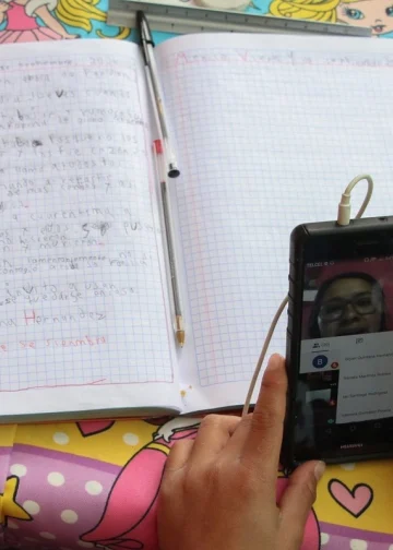 Docentes discrepan de veto al uso de celulares en aulas