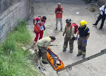 Se lanza adolescente a canal en el bulevar Lázaro Cárdenas y calle De la Reforma