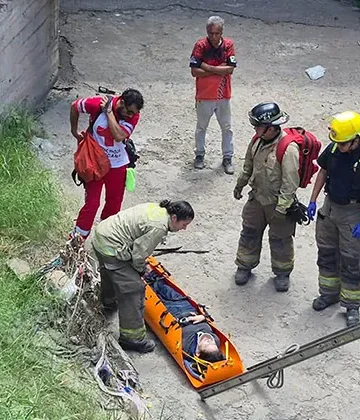 Se lanza adolescente a canal en el bulevar Lázaro Cárdenas y calle De la Reforma