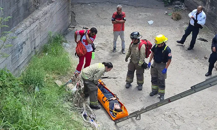Se lanza adolescente a canal en el bulevar Lázaro Cárdenas y calle De la Reforma