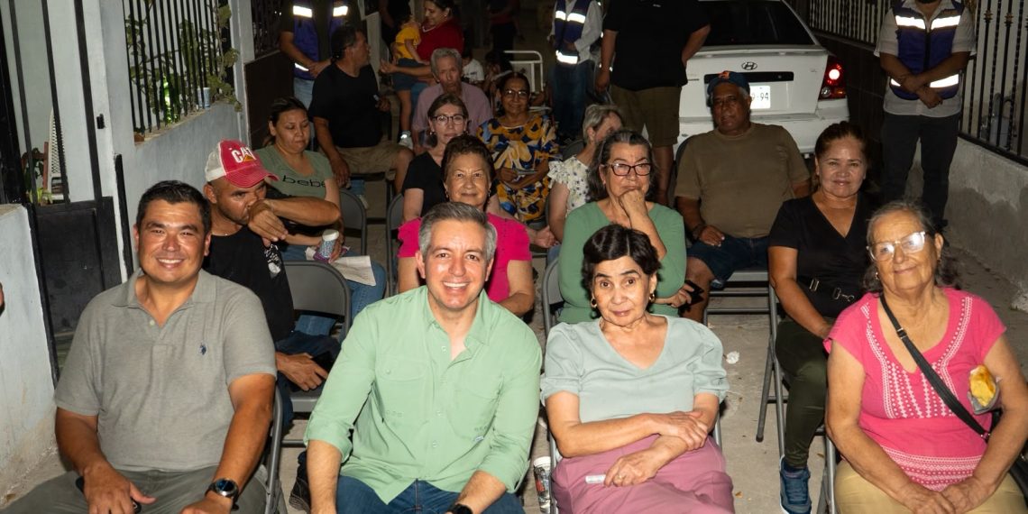 Omar Del Valle Colosio se sienta con los vecinos de la Fovissste y la agenda la ponen ellos: basura, luz, drenaje y seguridad