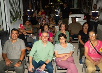 Omar Del Valle Colosio se sienta con los vecinos de la Fovissste y la agenda la ponen ellos: basura, luz, drenaje y seguridad