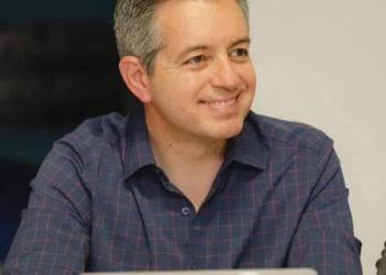 Omar Del Valle Colosio lleva a la Escuela Normal el documental “Vitrales: la historia de Cinthya”